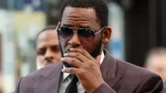 R. Kelly arrive pour une audience sur des accusations d'abus sexuel au Palais de justice de Leighton en juin 2019.