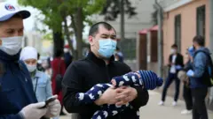 Киргизские мигранты у стен посольства в Москве