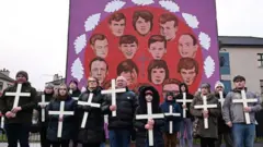 Родственники и портреты убитых в "кровавое воскресенье" в Дерри