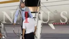 আবুধাবির আল-বাতিন বিমানবন্দরে বিমান থেকে নামছেন হুয়ান কার্লোস