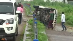 పల్టీ కొట్టిన పోలీసు వాహనం