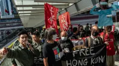 Ba ngày sau khi ông Tập đe dọa sẽ 'nghiền thành bột' những ai chia rẽ Trung Quốc, người Hong Kong vẫn tiếp tục biểu tình