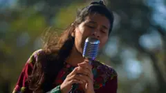 महिला