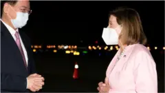 Мужчина и женщина в масках смотрят друг на друга