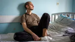 Nikita Horban está em um centro médico em Zaporizhzhya. "Ainda dói", disse ele. "As feridas ainda são recentes."