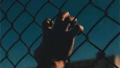 Mano de preso