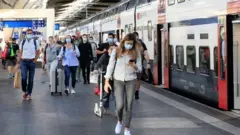 Лондон темир йўл станциясидаги йўловчилар