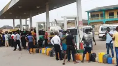 Awọn eeyan tto duro lati ra epo