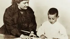 Médica italiana criou revolucionário sistema de ensino baseado no respeito - após ficar revoltada com tratamento dado a crianças em reformatórios e hospícios.