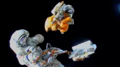 له نړیوالې فضا نه چې کثافات راوغورځول شي څه کېږي؟