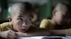 ရန်ကုန်မြို့ ရတနာပုံရိပ်ငြိမ်စာသင်ကျောင်းမှာ စာသင်နေတဲ့ကလေးငယ်