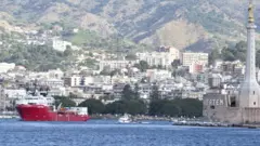 Libya'dan Akdeniz'i geçen yüzlerce göçmen Sicilya Adası'na kaçıyor.