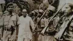 মুজিবনগর সরকার শপথ গ্রহণের পর ভারপ্রাপ্ত রাষ্ট্রপতি সৈয়দ নজরুল ইসলামকে গার্ড অব অনার দেয়া হচ্ছে