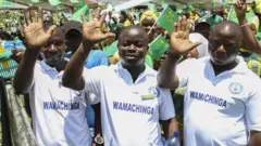 Wafuasi wa CCM katika uwanja wa Benjamin Mkapa 9 Oktoba, 2020 wakiwa wamevalia mavazi yaliyoandikwa Machinga