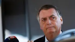 El expresidente de Brasil Jair Bolsonaro a la salida de su casa el miércoles 3 de mayo de 2023