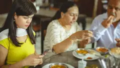 ਖਾਣੇ ਦੇ ਮੇਜ਼ ਉੱਪਰ ਬੈਠਾ ਪਰਿਵਾਰ