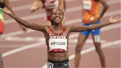 Faith Kipyegon akisheherekea ushidi wake Tokyo
