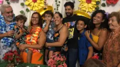 O coda Flavio com o pai, a mãe, a irmã e demais familiares. Apenas os pais são ouvintes