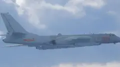 一架中國解放軍軍機在台灣海峽上空飛行
