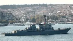 Ekim ayında İstanbul Boğazı'ndan geçen bir Amerikan gemisi