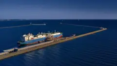 ناقلة الغاز الطبيعي المسال Maran Gas Appolonia تفرغ حمولتها في شفيو أوتشه ببولندا، 15 مايو/أيار