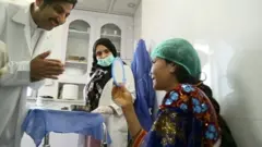 डा. जाल्माइ खान अहमदजाईले निःशुल्क शल्यक्रिया र अन्य उपचार गरिदिए