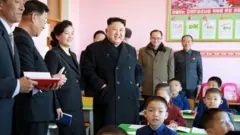 2017년 2월 2일 김정은 북한 국무위원장이 새로 지은 평양고아소학교를 방문하는 모습