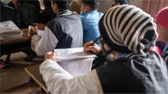 Un élève pratique le Kusunda à l'école secondaire Mahindra.