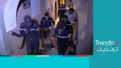 عناصر من الحماية المدنية ينقلون مصابا
