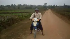 ရွာလမ်းတွေခေါ်ရာနောက်ကို ဖွံ့ဖြိုးရေးအိပ်မက်တွေနဲ့အတူ သူသွားခဲ့
