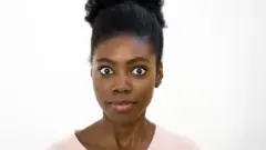 Une femme qui écarquille les yeux