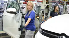 fabrika automobila, radnica u fabrici automobila u Nemačkoj, Nemačka, automobili