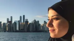 Xijaabka ayaa waxaa lagu shabadeeyay in ay xirtaan dumarka dabaqada hoose ah sida ay tiri Dina Hisham