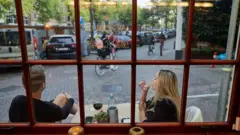Önlemler kapsamında Hollanda'daki restoran, kafe ve barlar da en geç saat 22.00'de kapanacak. Bu işletmeler, saat saat 21.00'den itibaren yeni müşteri almayacak.