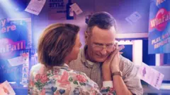 జెర్రీ అండ్ మార్జ్ గో లార్జ్ సినిమాలోని సీన్