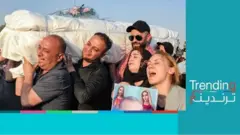 حريق الحمدانية..عراقي يبكي أمه المفقودة حاملا ملابسها والأهالي يشيعون جثامين ذويهم