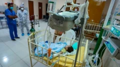Profissionais da saúde olham para bebê internado em leito pediátrico
