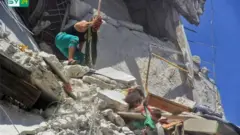 Foto de irmã que tenta salvar bebê após bombardeio na Síria