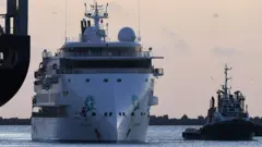 El crucero Greg Mortimer llegando al puerto de Montevideo.
