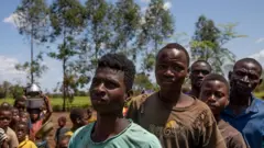 Des missionnaires chrétiens locaux distribuent de l'aide aux villageois le 26 mars 2019 à Sofala, au Mozambique.