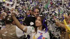 Сторонники Петро празднуют победу