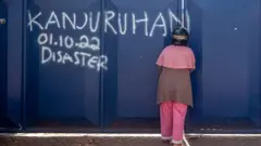Tembakan gas air mata yang dilepaskan aparat keamanan ke arah tribun di Stadion Kanjuruhan, Malang, disebut para saksi mata menjadi penyebab kematian setidaknya 125 orang
