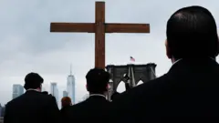 Процестная Крестного хода по Бруклинскому мосту в марте 2018 года в Нью-Йорке