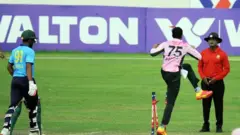 লাথি মেরে উড়িয়ে দিলেন স্ট্যাম্প