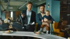 엄마 없이 아이를 돌보는 아버지가 등장한다