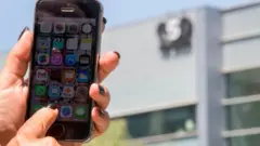 ইসরায়েলের হারজিলিয়া শহরে পেগাসাস ইসরায়েলি স্পাইওয়্যার নির্মাতা এনএসও গ্রুপের অফিসের সামনে আই-ফোন ব্যাবহার করছেন এক নারী। পেগাসাস আইফোনের নিরাপত্তা সহজে ভেদ করতে পারে বলে উদ্বেগ দেখা দিয়েছে