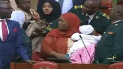 Zulekha Hassan yeroo daa'ima ishee baadhattee paarlaamaa keessa jirtutti