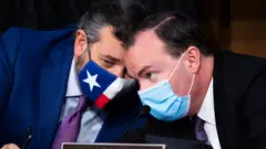 ông Ted Cruz (trái)
