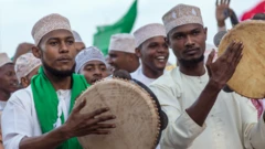 Wasu musulmi a yankin Lamu na Kenya suna buga mandiri a bikin maulidi