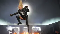 الليدي غاغا في ليلة افتتاح جولتها "كروماتيكا بول" على مسرح ميركور سبيل في مدينة دوسلدورف بألمانيا